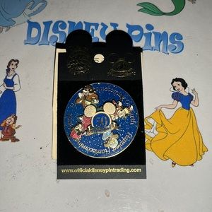 Disney pin 40511 DLR-Happiest homecoming on earth character spinner.